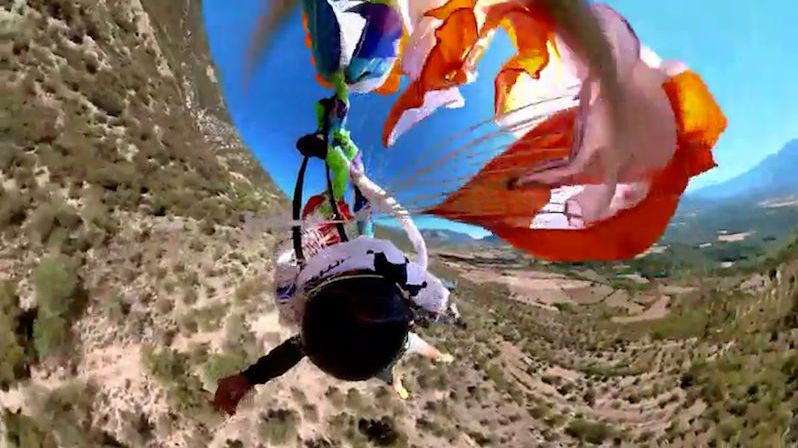 Paraglidista unikl jisté smrti. Záložní padák uvolnil doslova v poslední sekundě